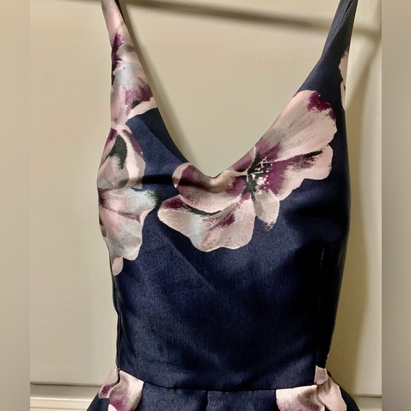 Flattering Midnight Doll Floral Dress🌸 perfect for a fancy occasion - Picture 3 of 5